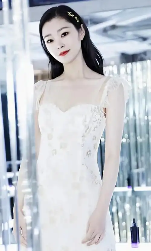 宋轶优雅娴静俏丽写真,楚楚动人!__财经头条