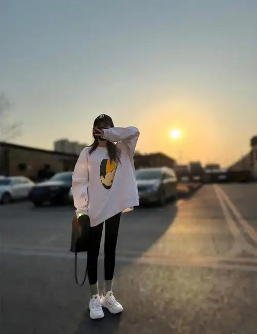 杨幂提前下班晒美照,白卫衣青春四溢,忙碌背后的小确幸?