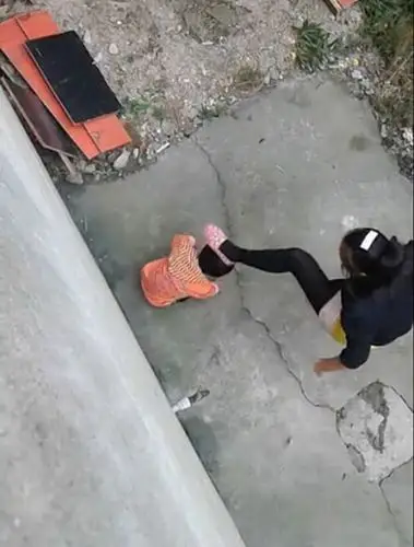 网曝女子暴打小孩:扒裤子用脚踹拿棍子猛敲