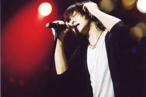 韩国男歌手:尹道贤 韩国摇滚界标杆