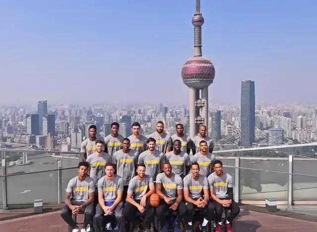 接受洗礼吗,勇士全队在东方明珠前合影留念!