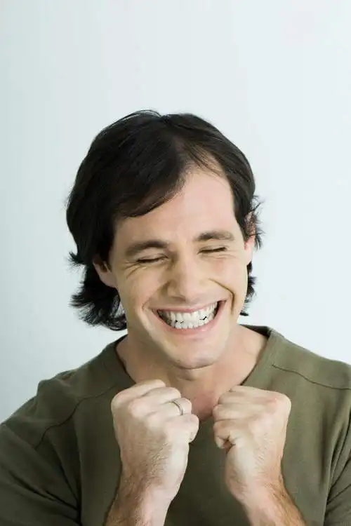 西方人,脸,头,脸颊,手,一个人,笑,微笑,露齿笑