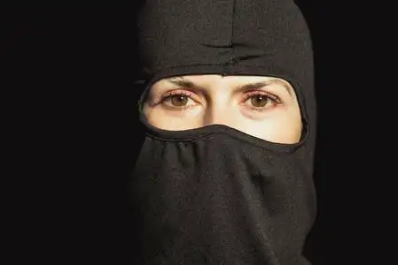 穿上黑色面罩的女孩照片
