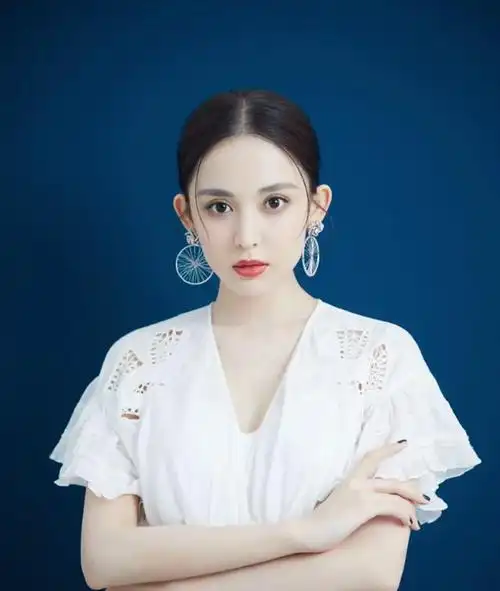 古力娜扎到底有多美看她戴的耳环就知道了果然颜值高够任性