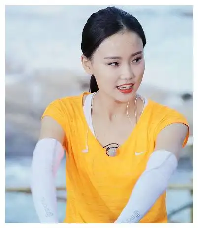 对于她来说不管在哪里,只要能唱歌,就会很快乐其实小时候的黄龄并不是