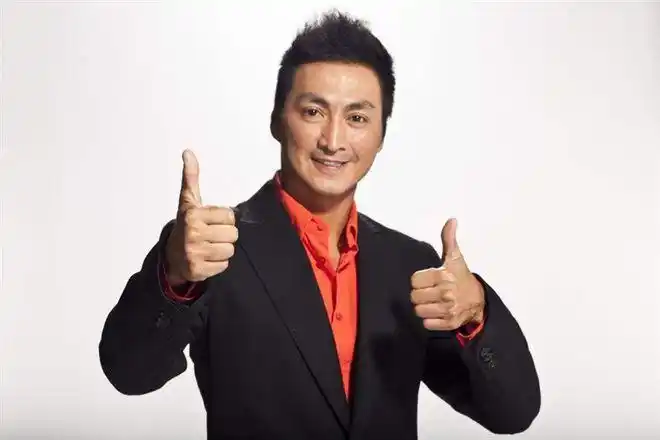 维他奶事件中何家劲率先表态封杀他的爱国事迹远不止这一件