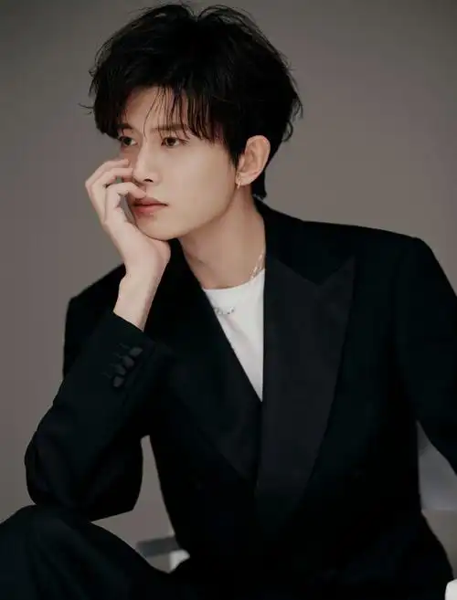 任嘉伦超话用锐利的线条,裁切率性的潇洒7315  boss@任嘉伦allen