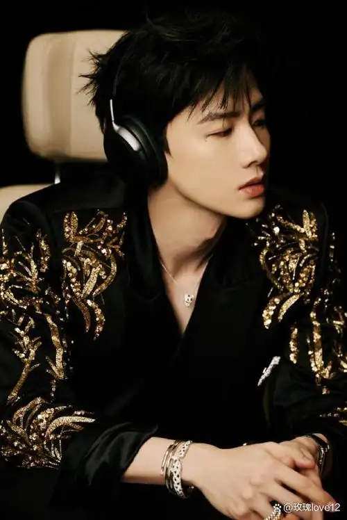 白敬亭被称为"怀柔王子",他的皮肤很白,脸很精致,小小的,很帅气,很