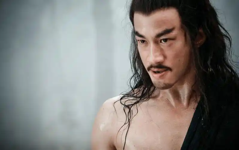 不得不说,也是因为何润东近一米九的身高,加上无比健硕的体格,才能