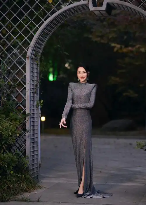 霍汶希亮相elle风尚大典 银光闪耀落地长裙酷飒十足