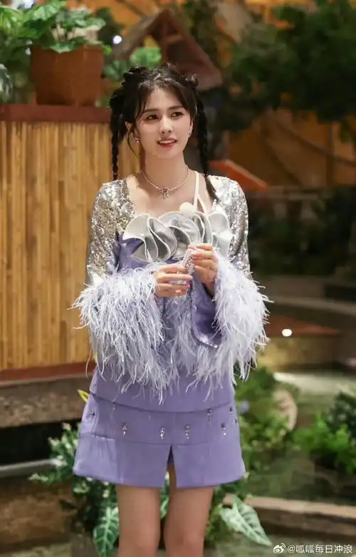 angelababy杨颖,白鹿#奔跑吧#泰国风造型!这次都好美,你喜欢谁的look?