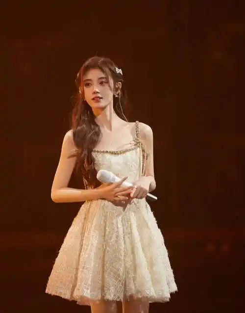 鞠婧祎穿暖黄镶砖小礼裙,氛围感微卷编发,蝴蝶发夹,精致而美好_舞台
