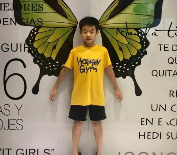 看下他妈妈在某社交平台晒出的照片中来看,杨阳洋真的长大变高变帅了