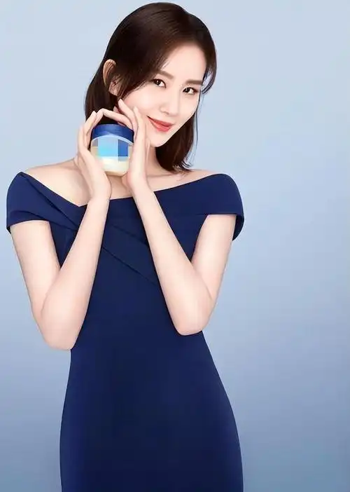 刘诗诗旧照生图罕见曝光!穿薄纱裙气质优雅又出众,天鹅颈惹人羡