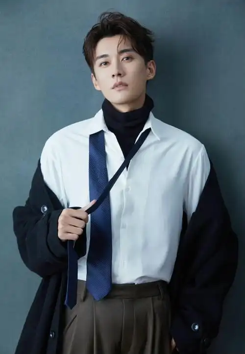 刘学义最新写真大片!扯领带动作帅出天际,时尚穿搭气质儒雅__财经头条