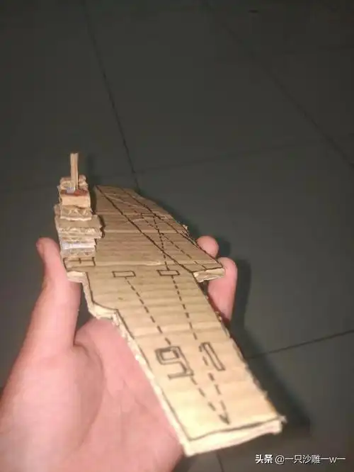 牛人用纸板制作"航母",看到成品后,立刻就不淡定了 - 西瓜视频