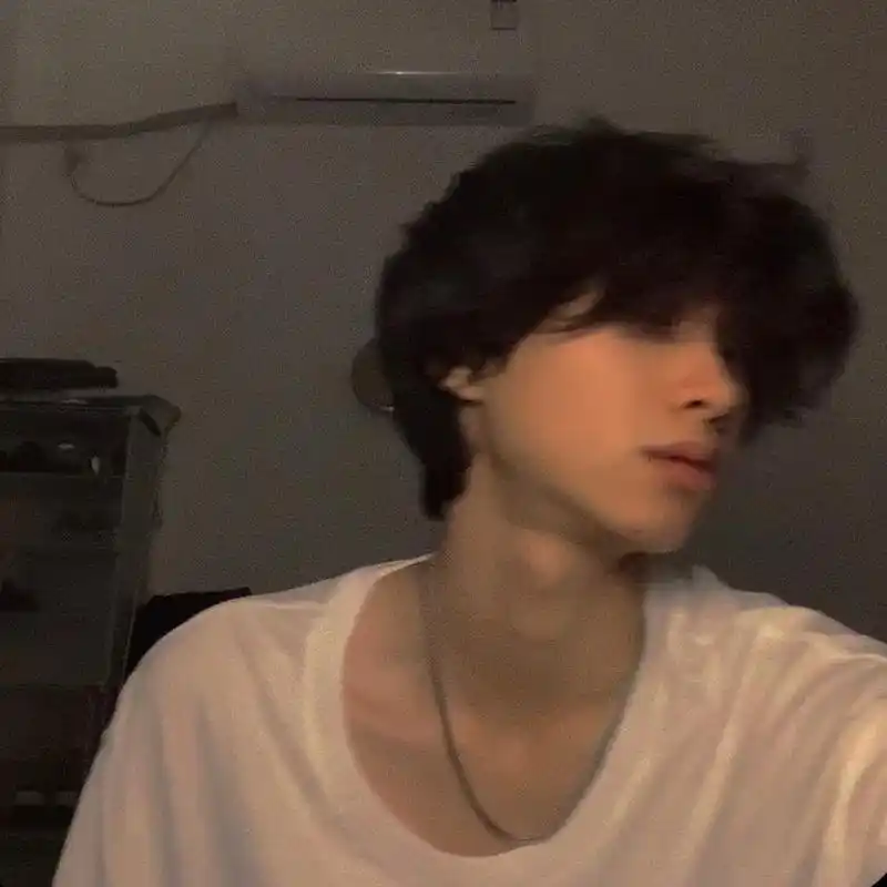 把氛围感拉满#氛围感 #高糊画质 #卷毛 #氛围感头像 #宅 - 抖音