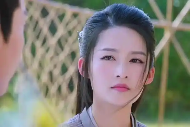 李沁:国家秘密培养她9年,转身却踏进娱乐圈,背后原因令人感慨