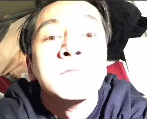 胡歌搞怪仰脸自拍竟然露出两个大鼻孔!