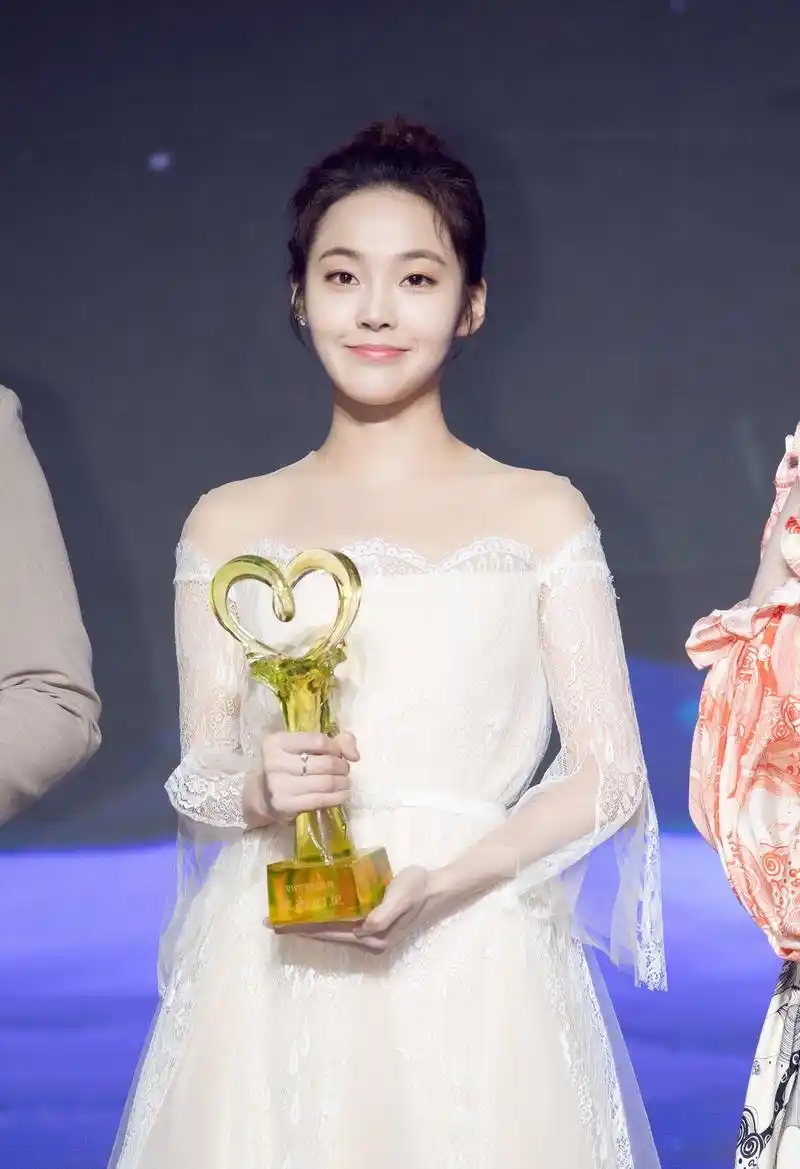 张佳宁一身白色蕾丝连衣裙出席中国慈善榜,温雅甜美