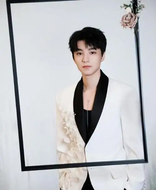 王一博和王俊凯都有些发福,黄晓明则更加帅气,达到了