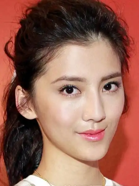 而且这款发型露出了章子怡饱满的额头,让本来很突出的颧骨也被弱化.