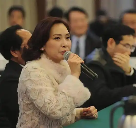 回顾邝美云19岁当选港姐38岁拥有百亿身家三拒豪门60岁未婚