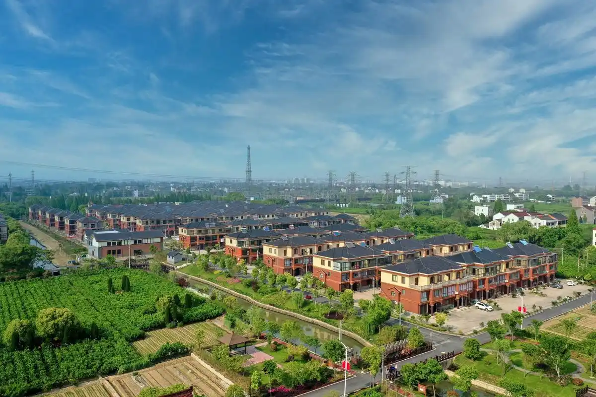 听这首来自新农村的奋进曲