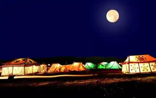 草原上的月亮美极了