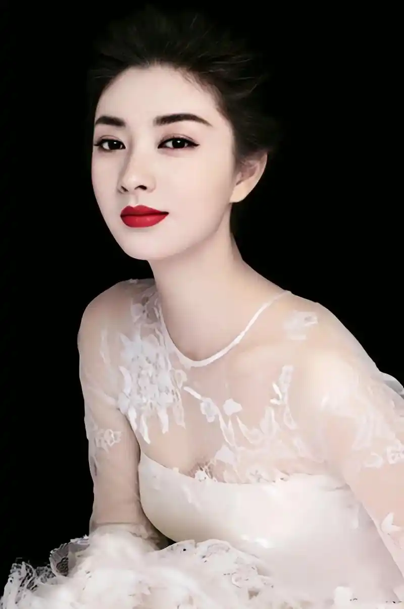 斓曦原名张凡1983年9月4日出生于安徽安庆中国内地女演员毕业于中央