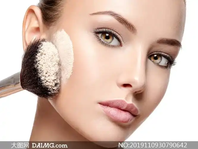 美女人物化妆擦粉情景特写摄影图片