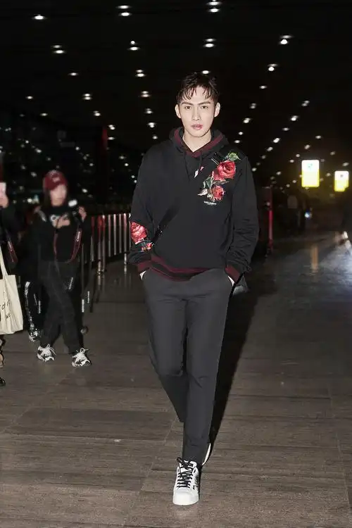 张彬彬启程时装周 轻松出发引人期待