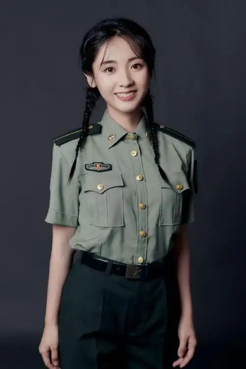 邢菲晒军装照