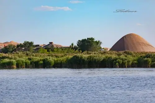 2023腾格里沙漠月亮湖游玩攻略,旅游月亮湖不仅仅是坐坐船看.