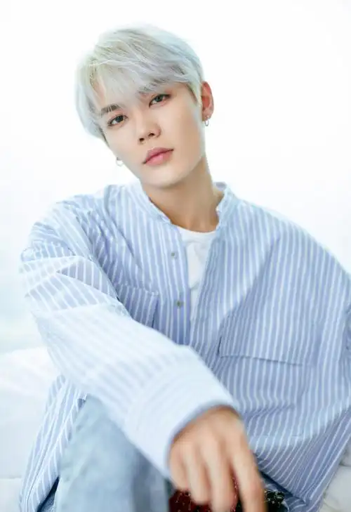 简介:林彦俊蓝色简约个性写真图片,分享一组林彦俊图片给大家,图中的