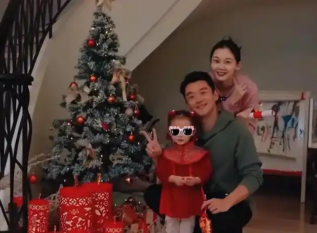 郑恺苗苗两家人吃团圆饭三胎女宝宝出镜老大老二正脸都像郑恺