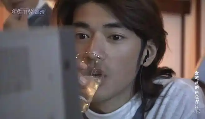 反正你也是在家不如来看看赏心悦目的金城武吧