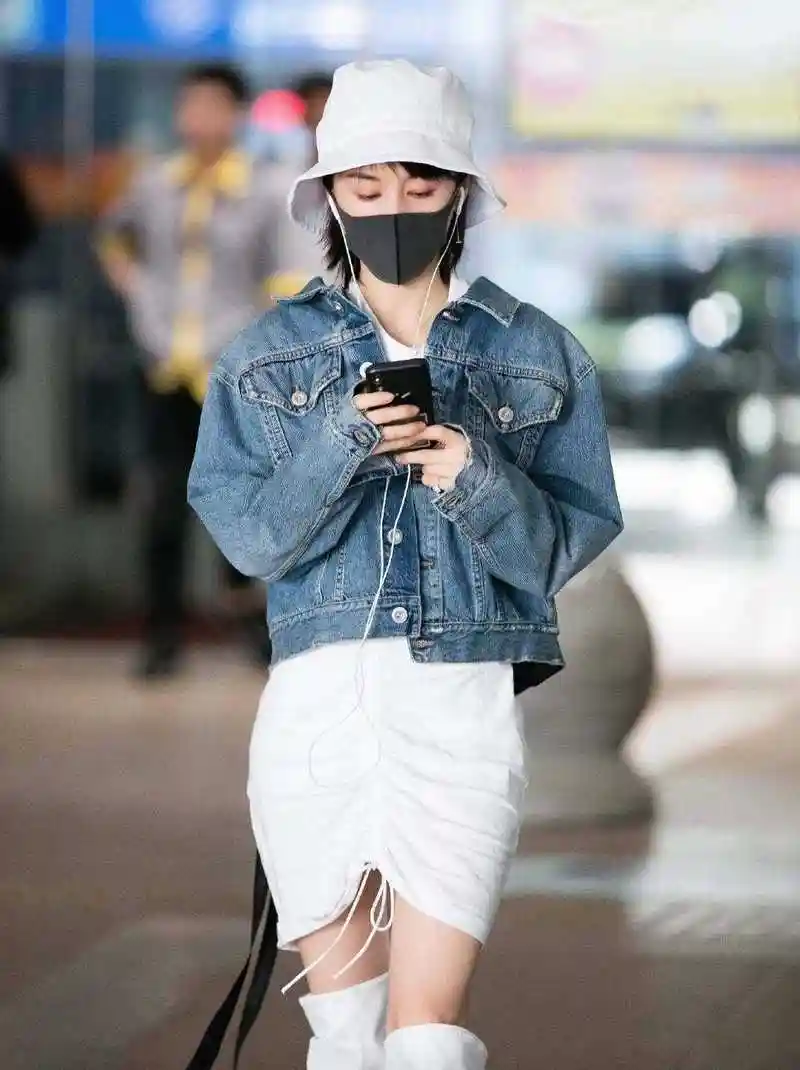 原创王子文真是"小个子穿搭教科书",牛仔外套配连衣裙干净利落