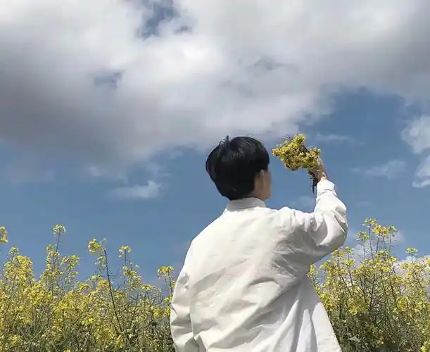 蓝天白云花花和干净的男孩子