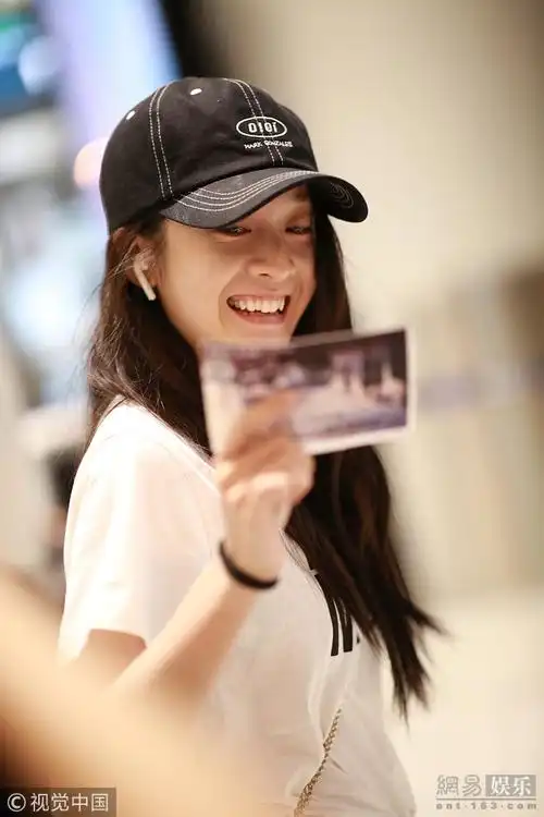 张雪迎露齿灿笑少女感十足