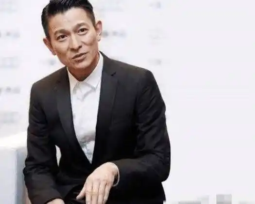 58岁刘德华容貌大变,当镜头拉近那一刻,眼眶湿润:他真的老了_不知道