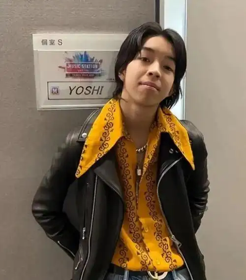 天才歌手yoshi葬礼,"妖男"林佳树痛苦落泪,大16岁前女友送花圈-腾讯