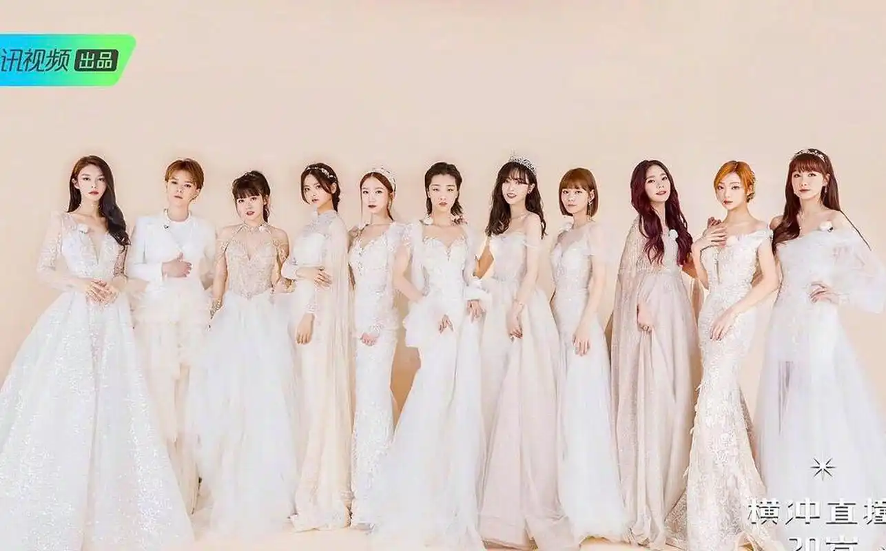 火箭少女101婚纱照吴宣仪一群人里一眼看到她,发现她的眼睛现在变化最