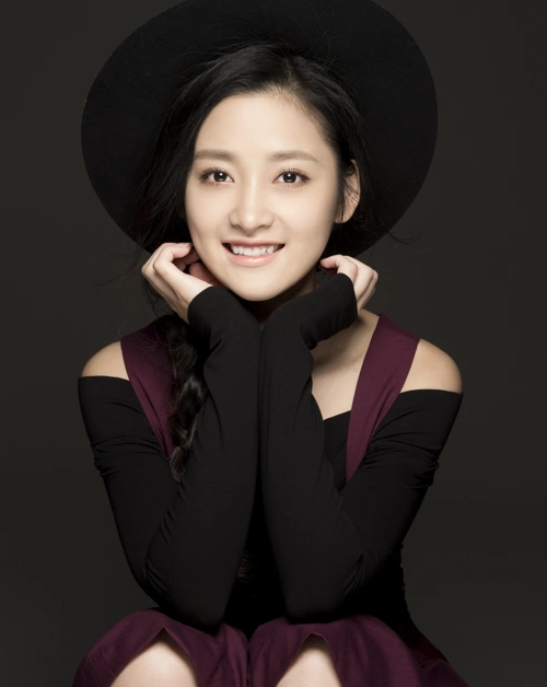 p>肖婷佳,出生于湖南邵阳,毕业于 a target="_blank" href="/item