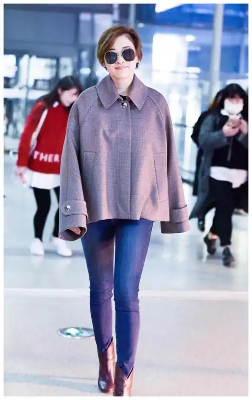 "梅婷"也是时尚挂,穿斗篷上衣配紧身牛仔裤,简约中透着高级感