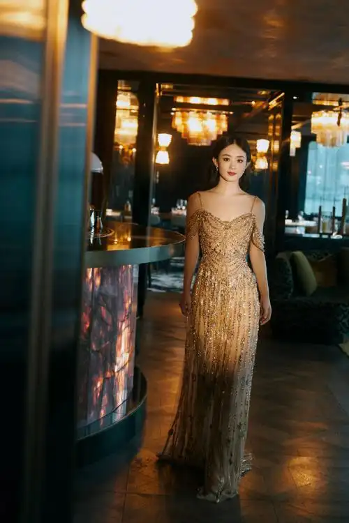 鎏金裙#赵丽颖穿着金色鎏金裙印入眼帘,好像赵姐好久没有参加活动了