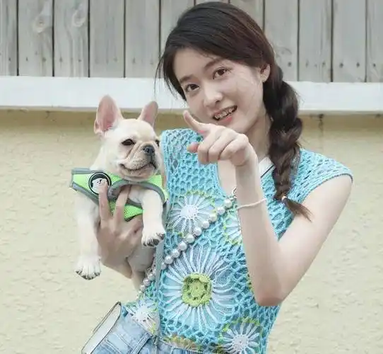 原创张雪迎打卡长沙小吃怼脸吃播很俏皮胃口不小却还不到90斤