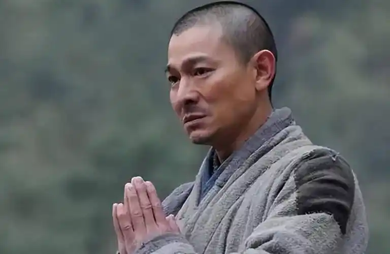 刘德华全家都笃信佛教,他还拜了灵岩山寺妙下莲和尚为师,还有一个法名