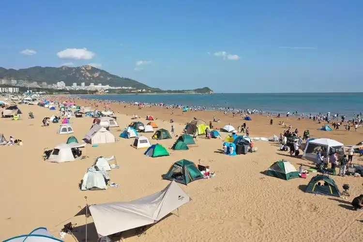 假期最后一天青岛石老人海水浴场人潮似海
