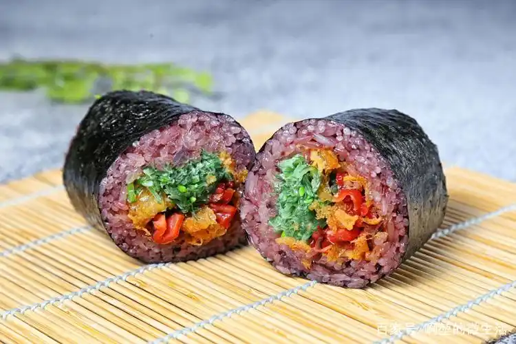 海草鳗鱼饭团,精选紫米,加入海草鳗鱼,味道更鲜美